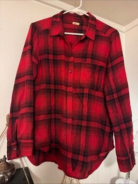 Hollister Red and Black Plaid Shirt